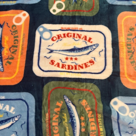 NWT Colorful Sardine Can Print Fleece Throw Blanket 60 x 70 - Picture 1 of 3
